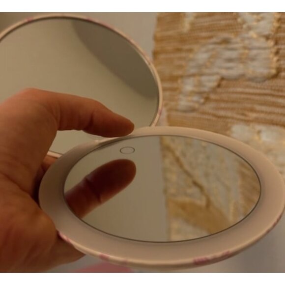 New Fancii Taylor Rechargeable Light Up LED Compact Mirror Rosette Ribbon Bows - Picture 7 of 11